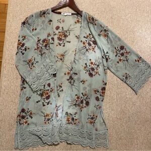 Jolt Floral Print Top with Burgundy Accents size medium